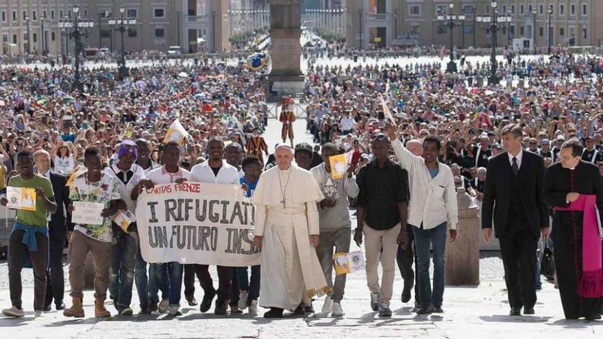 El Papa, con los catorce refugiados tras las audiencias del miércoles. efe