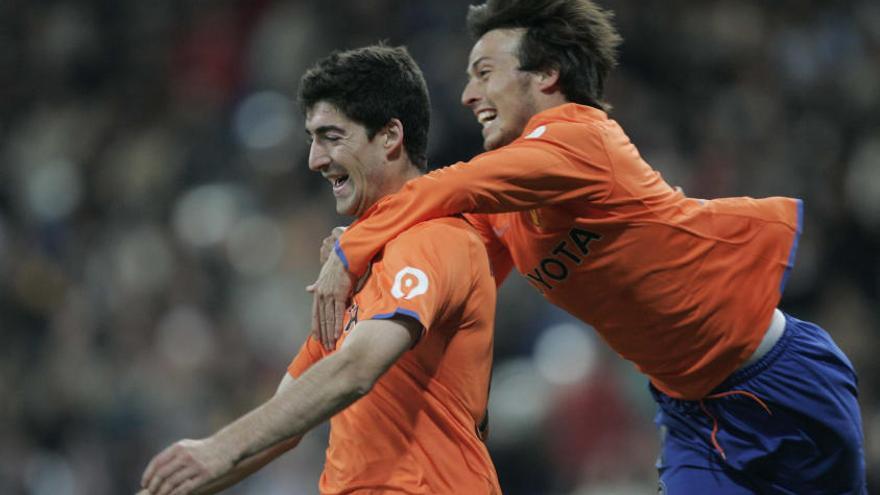 Arizmendi celebra un gol junto a Silva durante su paso por el Valencia CF.
