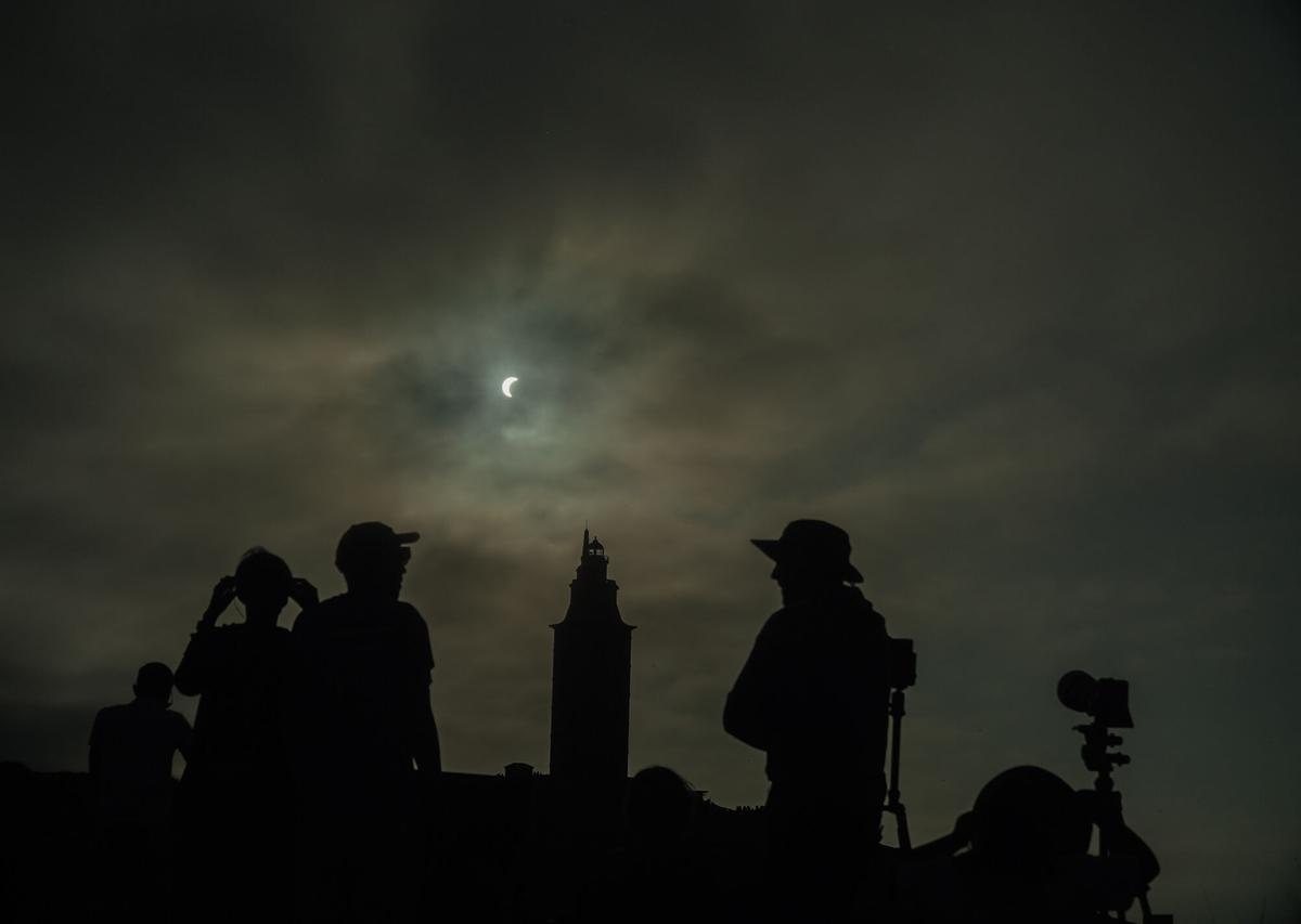 Se cumplen 24 horas de un día para la historia en A Coruña: recordamos el eclipse total de sol desde la Torre de Hércules Se cumplen 24 horas de un día para la historia en A Coruña: recordamos el eclipse total de sol desde la Torre de Hércules