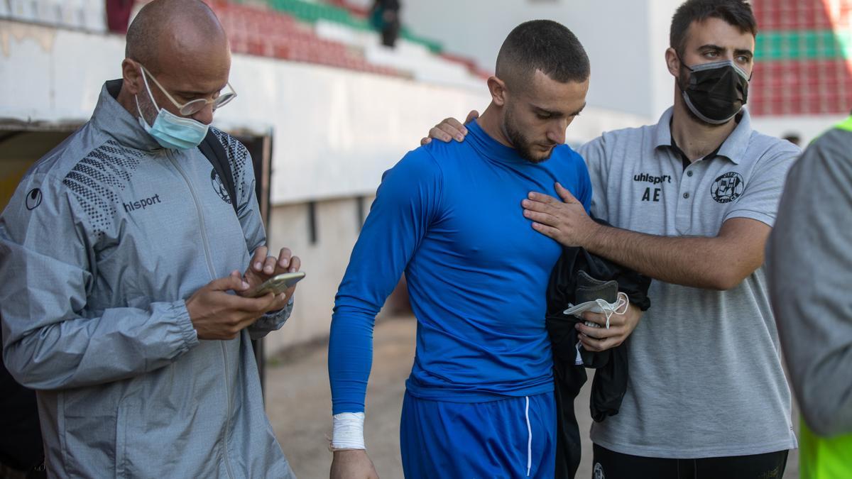 Magunagoitia, con los técnicos del equipo tras su lesión