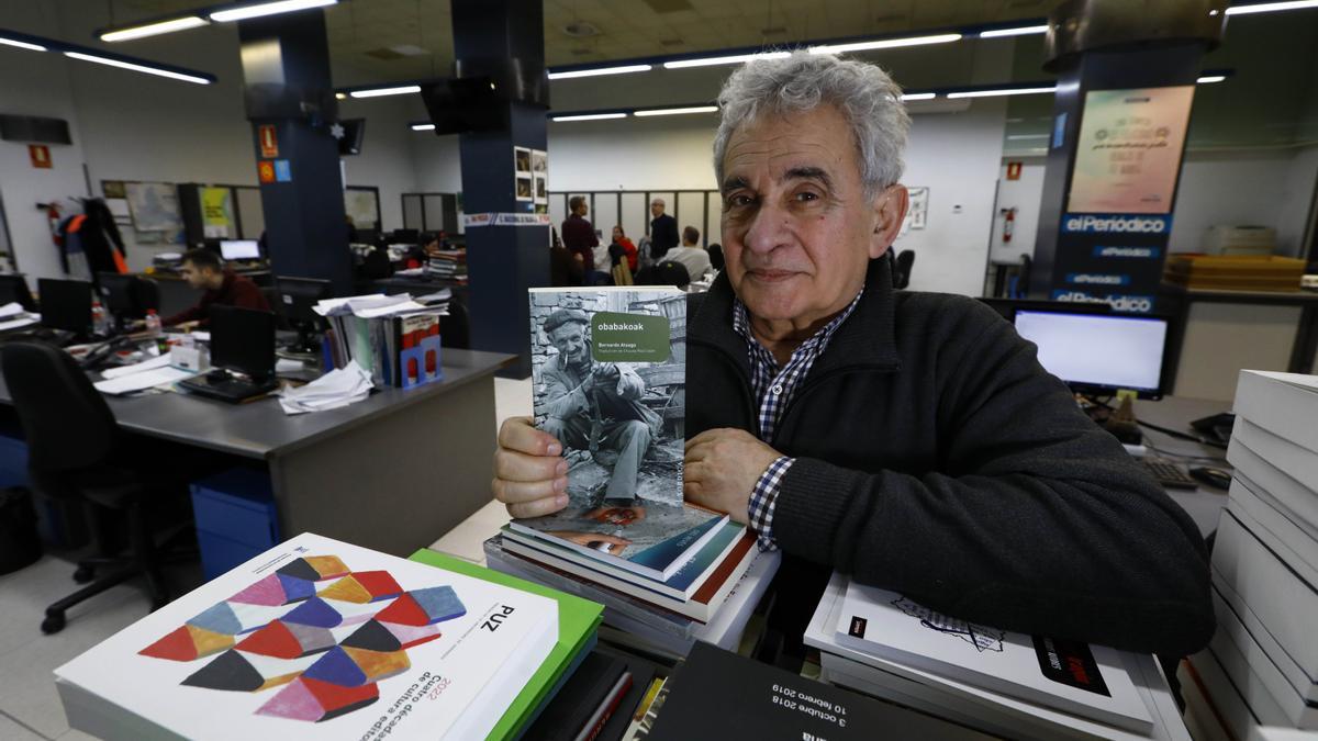 Bernardo Atxaga en la redacción de EL PERIÓDICO DE ARAGÓN junto a la edición en aragonés de 'Obabakoak'.