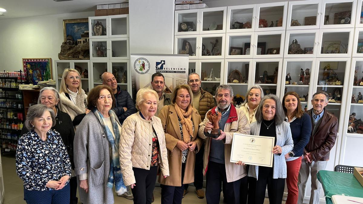 Los belenistas de Gijón se entregan al escultor José Luis Mayo