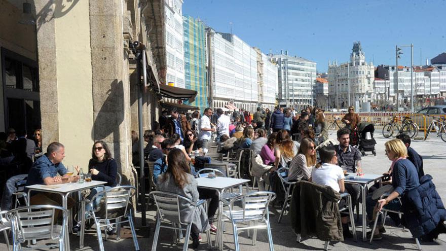 Personas disfrutando del buen tiempo en A Coruña.