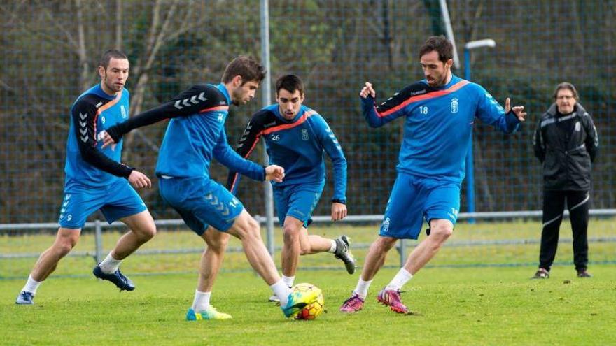 Por la izquierda, Diego Cervero, Héctor Verdés, Diegui Johannesson, Míchel Herrero y, al fondo, Sergio Egea, durante un entrenamiento en El Requexón.