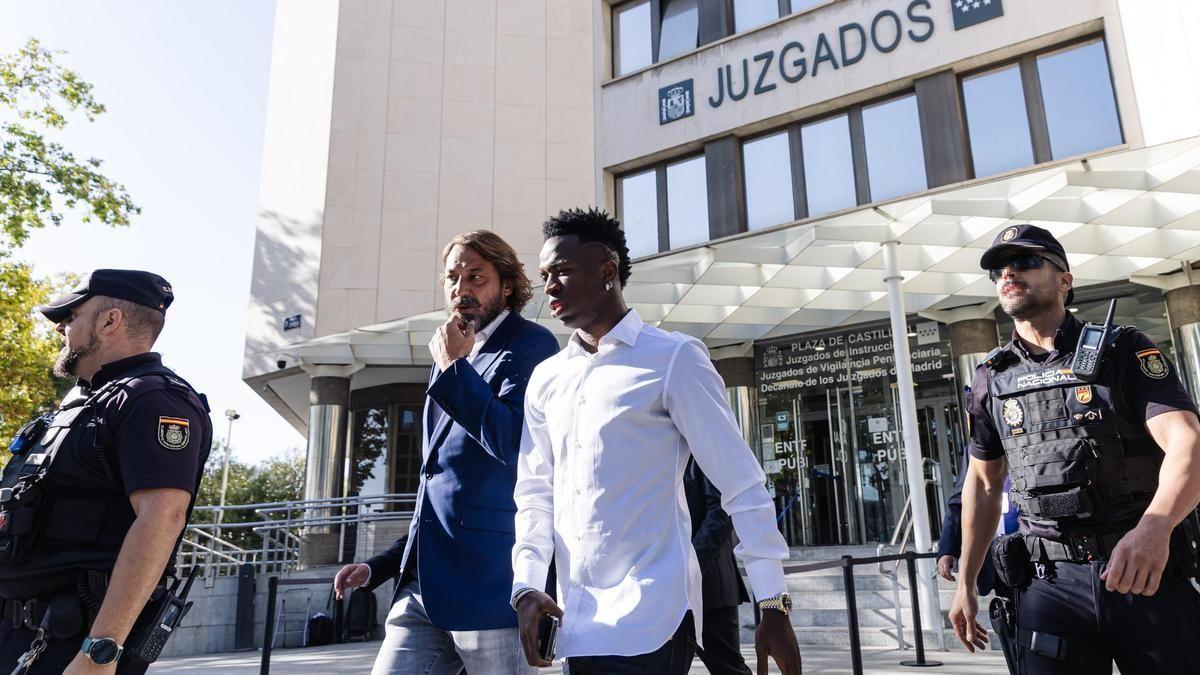 Vinicius, durante su declaración en Madrid por los insultos racistas en Valencia.