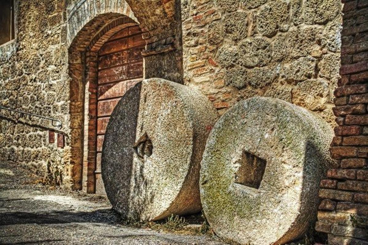 Ruedas de molino como adorno en las calles de San Gimignano.