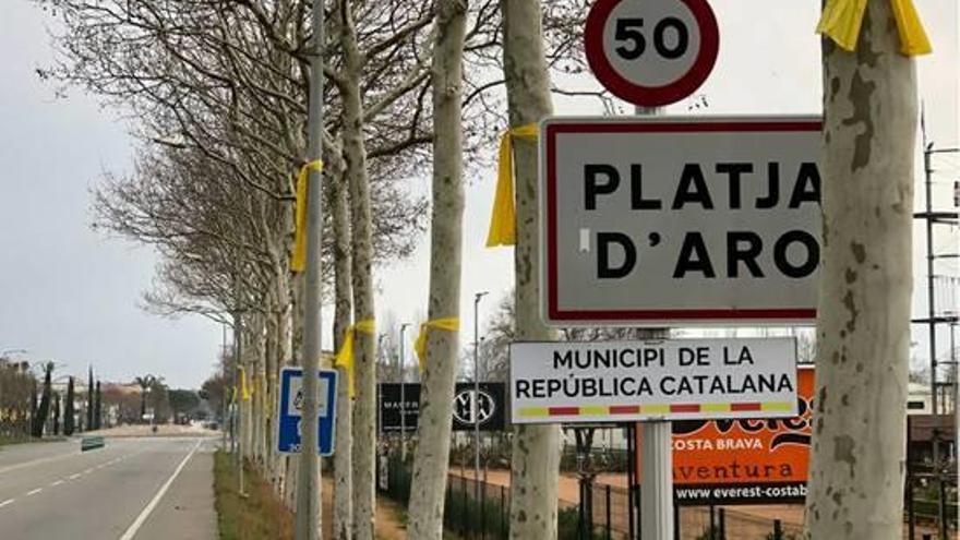 Entrada a Platja d&#039;Aro des de la rotonda dels xais, aquest dissabte.