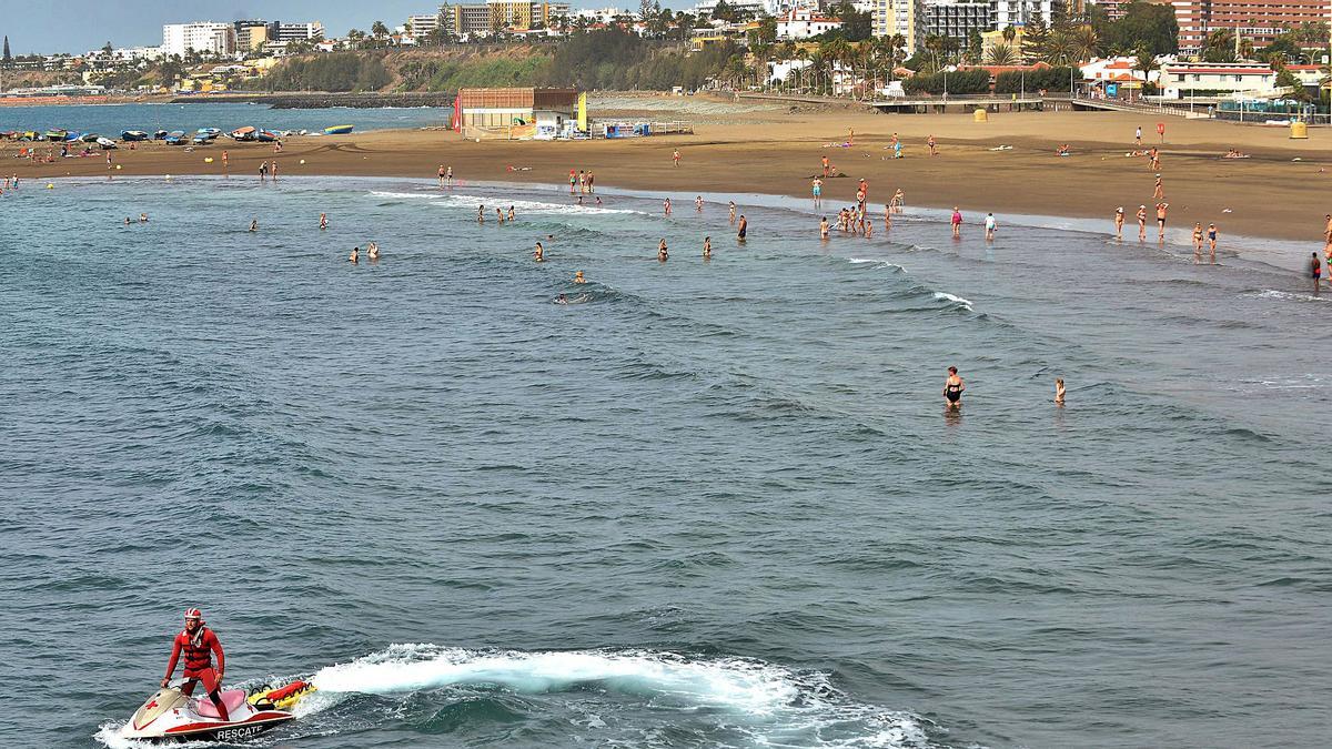 Bañistas en la playa de Las Burras, situada entre San Agustín y Playa del Inglés.