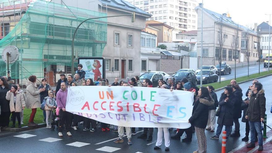 Protesta en el colegio Rosalía de Castro de A Coruña por el estado de abandono de las instalaciones