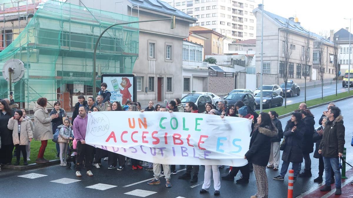Protesta en el colegio Rosalía de Castro de A Coruña por el estado de abandono de las instalaciones