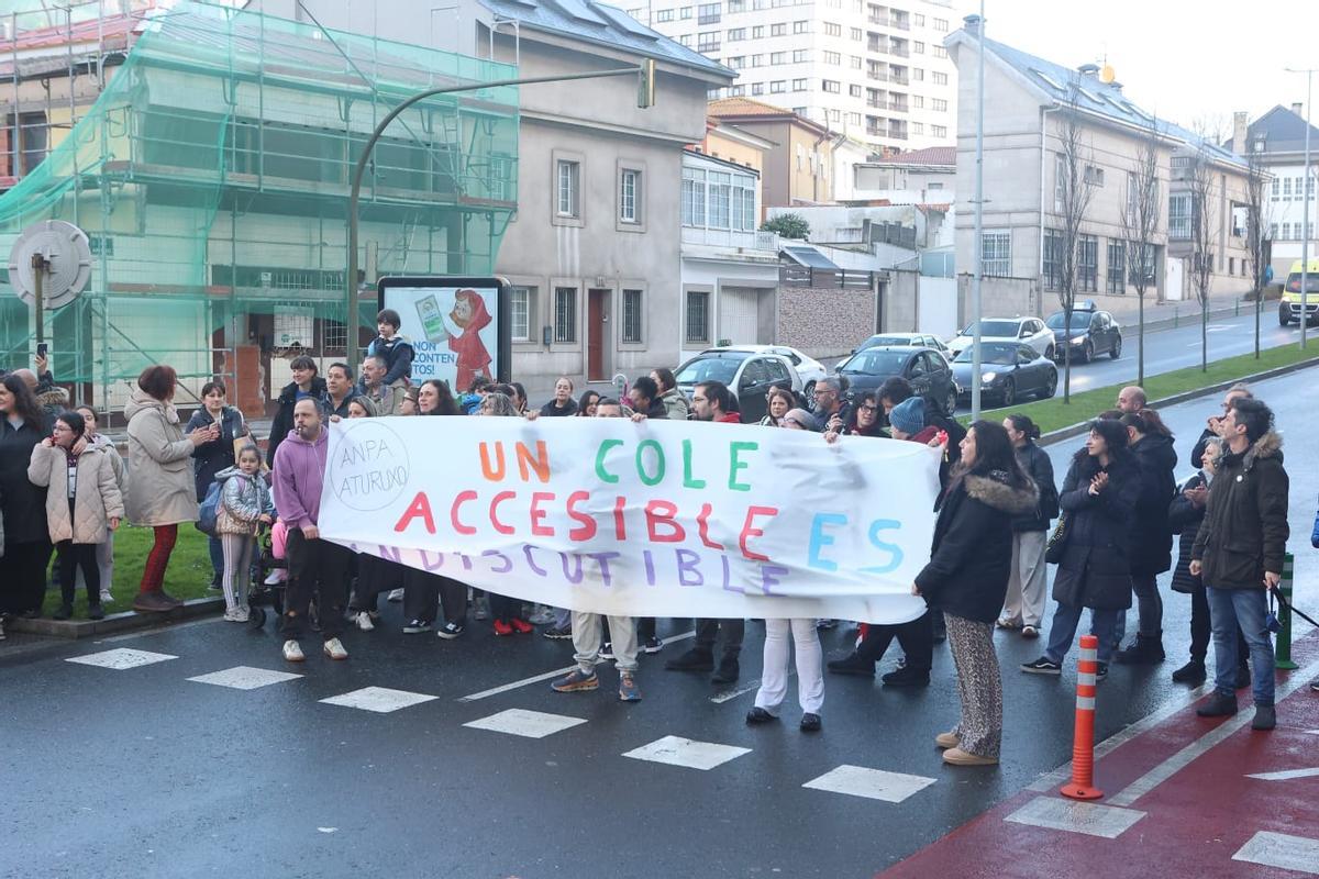 Protesta en el colegio Rosalía de Castro de A Coruña por el estado de abandono de las instalaciones.