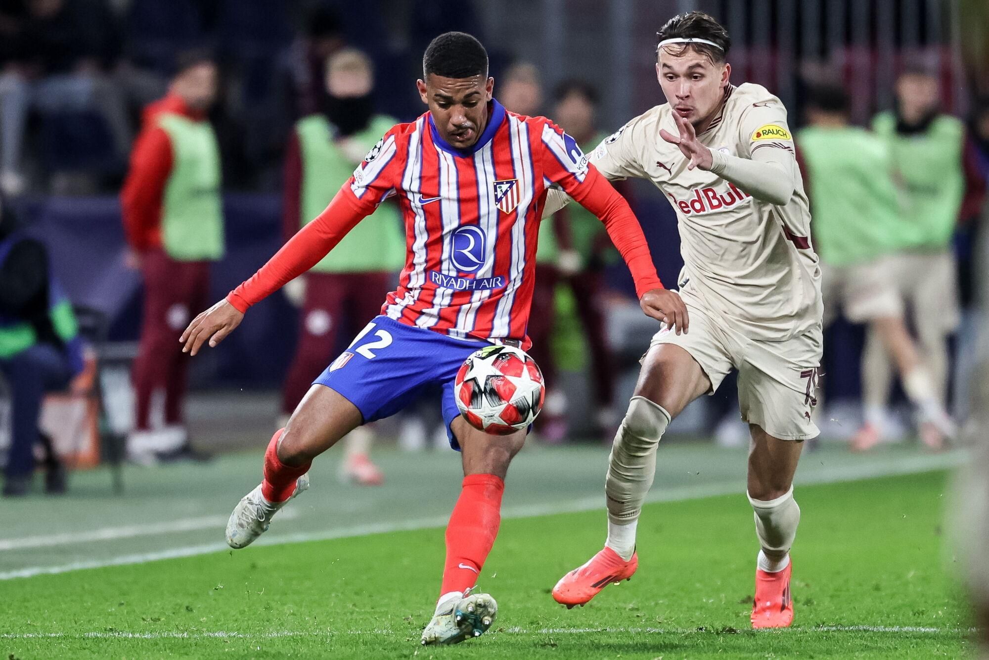 Salzburg (Austria), 29/01/2025.- Amar Dedic of Salzburg (R) in action against Samuel Lino of Atletico (L) during the UEFA Champions League match between RB Salzburg and Atletico Madrid in Salzburg, Austria, 29 January 2025. (Liga de Campeones, Salzburgo) EFE/EPA/FILIP SINGER