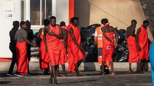 Migrantes llegados en cayuco en el puerto de La Restinga.