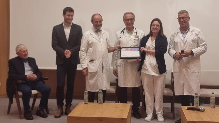 Entrega de la acreditación a responsables del Chuac. | L.O.