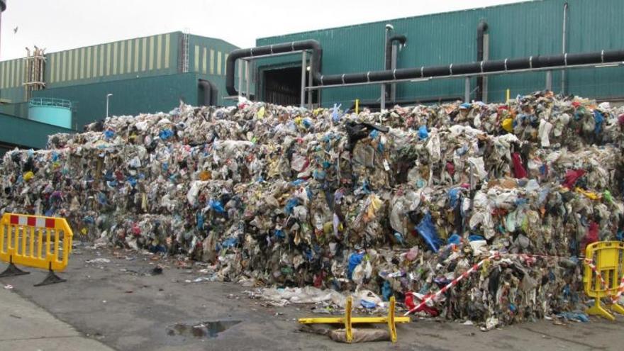 Basura acumulada en el exterior de la planta de Nostián este mes.