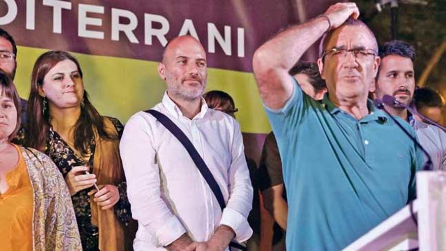 Los candidatos de la coalición Units Podem Més subieron al escenario a las 23.30, después de que hablase Pablo Iglesias.