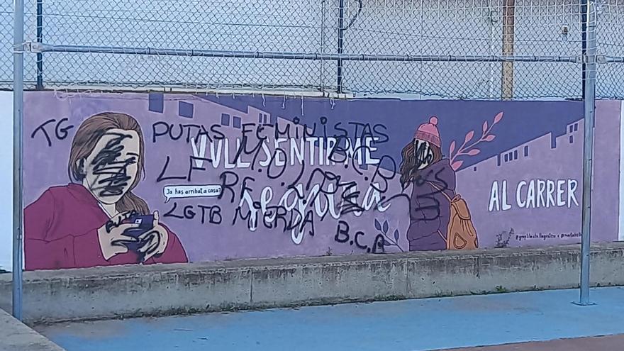 Tornen a atacar un mural feminista a Llagostera amb pintades masclistes