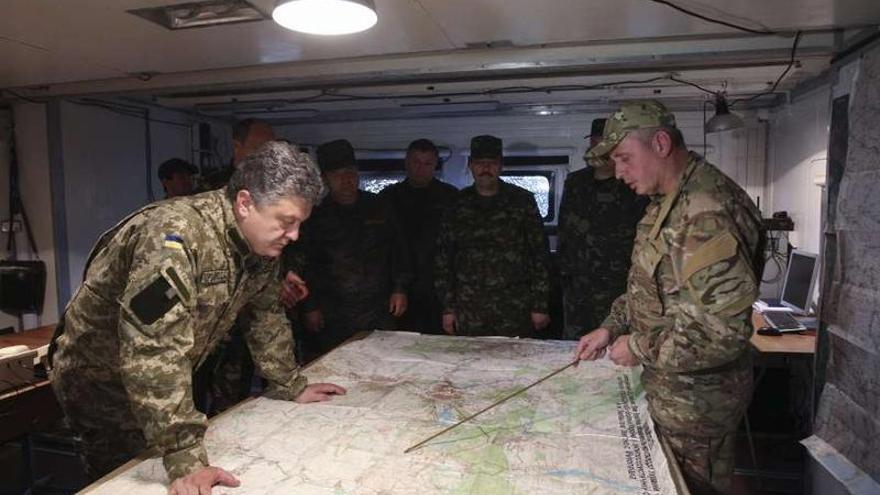 El presidente Poroshenko, a la izquierda, recibe información sobre las operaciones.