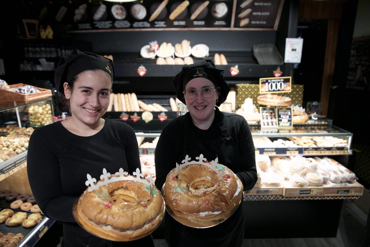 Sonia Muñiz y Elisabet Rueda ofrecen los típicos bollos navideños que venden en una de las panaderías Panrís en Gijón.