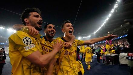Jugadores del Dortmund celebran la victoria