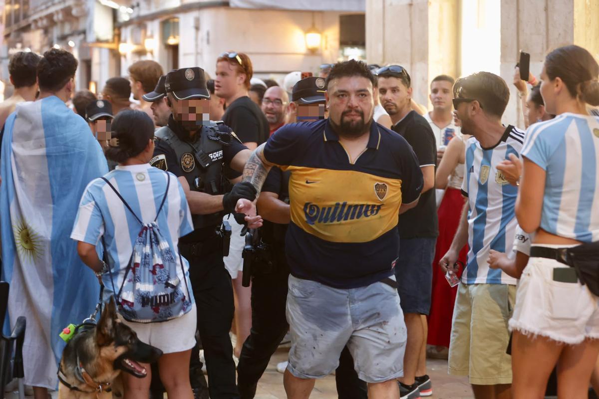 El centro de Alicante, lleno de hinchas argentinos para ver la semifinal del Mundial frente a Inglaterra