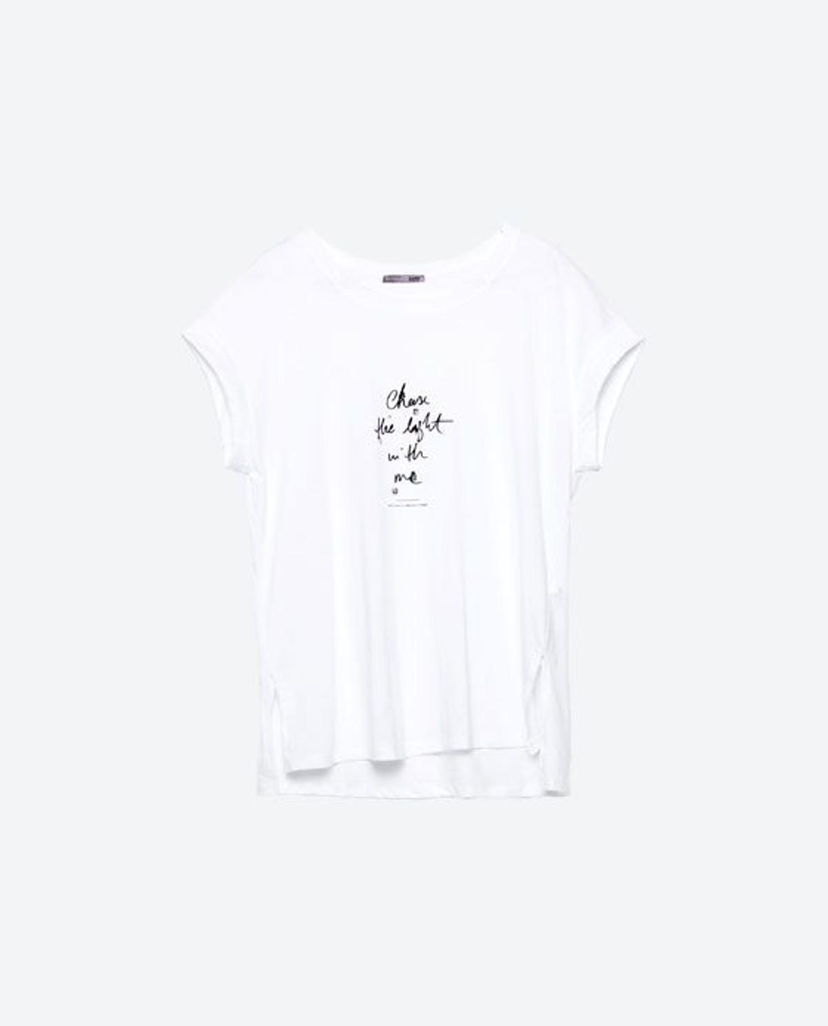 Camiseta con texto y abalorios de Zara (9,95€)