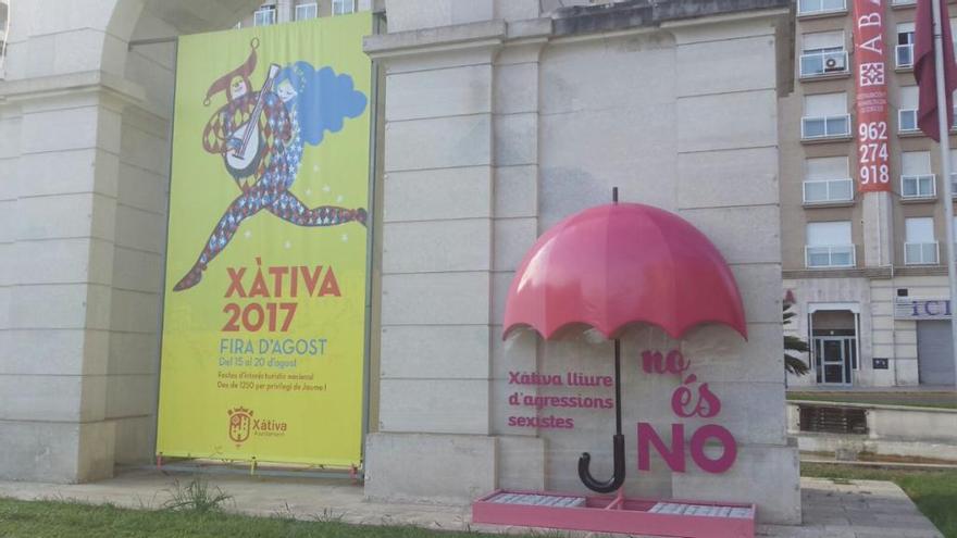 Una escultura contra las agresiones machistas da la bienvenida a Xàtiva