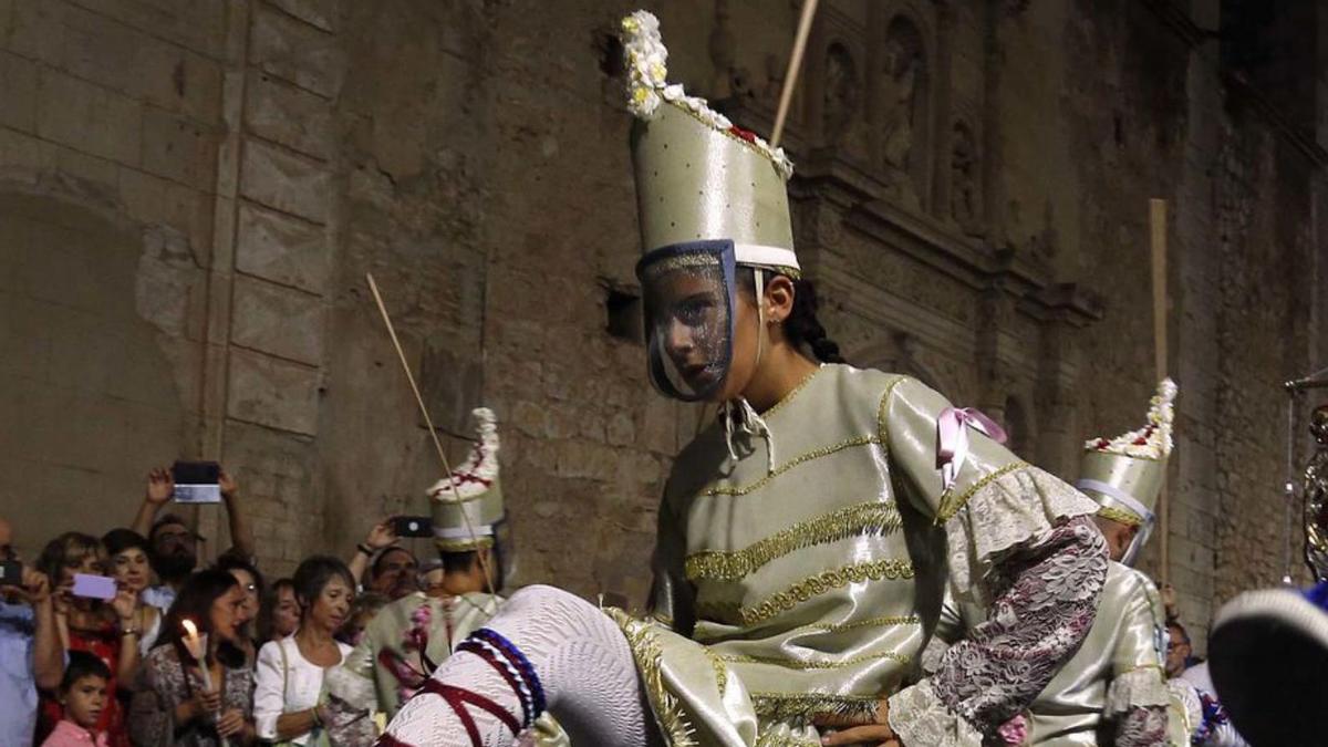 Una tornejant, durant l’actuació, a les festes de la Ribera. | VICENT M.PASTOR