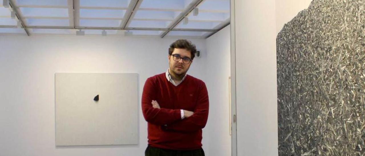 En la foto, Hugo Fontela, con dos de sus obras, en la galería Marlborough de Madrid.