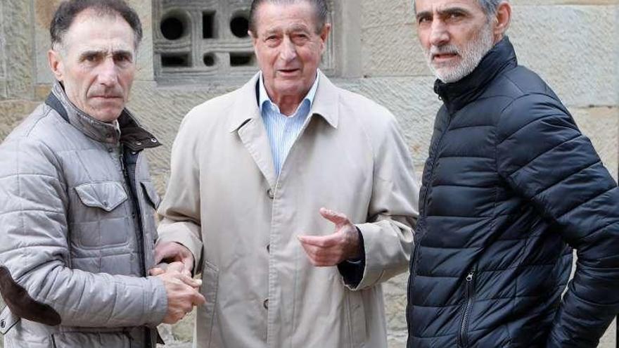 Los exfutbolistas sportinguistas Uría y Jiménez, junto al expresidente Manuel Vega-Arango, acudieron a despedir a González Fuentes.