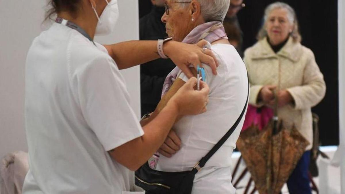 Una mujer recibe una vacuna de refuerzo.