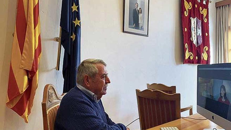 El alcalde de Consell, siguiendo la reuniÃ³n por videoconferencia.