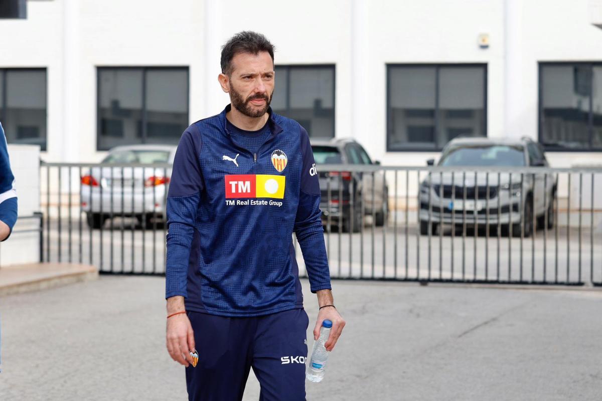 El técnico del Valencia CF, Carlos Corberán, antes del partido ante el Celta.