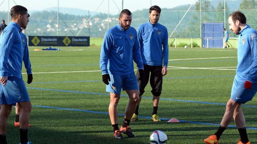 Hugo Rodríguez, Pedro García, Verdú y Jacobo en un rondo durante un entrenamiento en Príncipe Felipe. // Rafa Vázquez