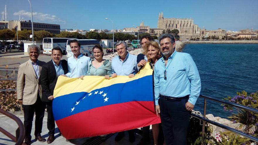 Prohens, Isern y Estaràs, junto a otros dirigentes del PP, Lepoldo López y representates de la Asociación de Venezolanos en Balears, exhibiendo la bandera de Venezuela.