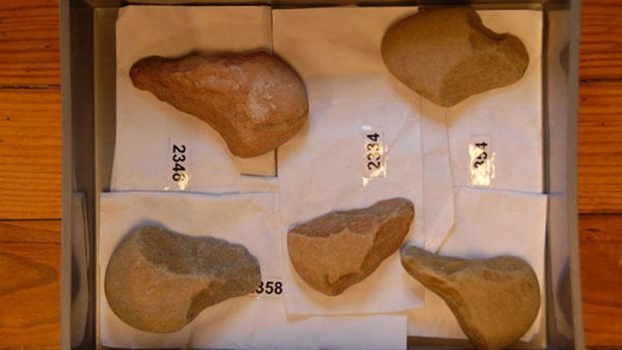 Algunas piezas del Paleolítico que se ceden al Museo de Galicia. /G.N.