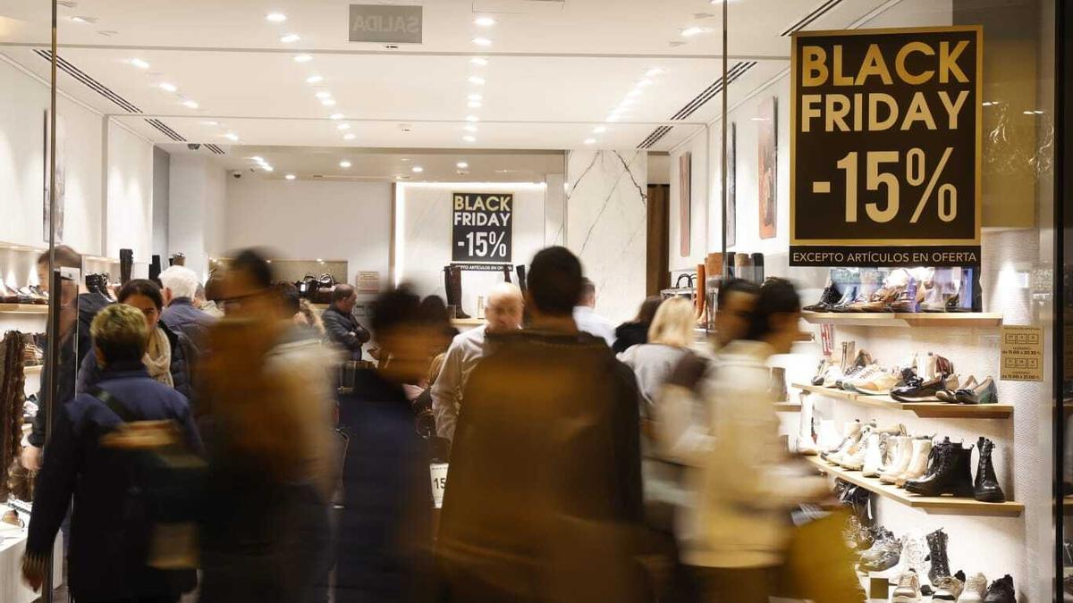 La calle Colón de València, completamente abarrotada por el Black Friday.