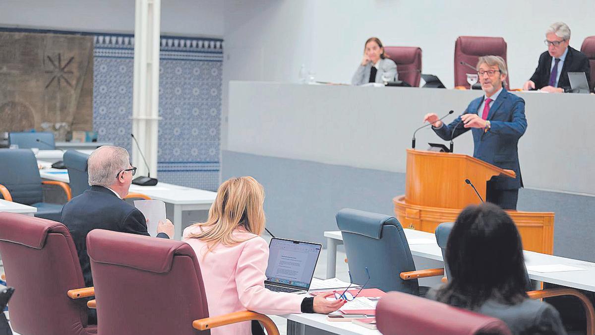 El consejero de Hacienda, Luis Alberto Marín, se dirige a la bancada socialista durante el Pleno de este miércoles.