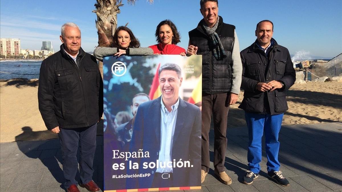 Xavier García Albiol, este domingo, junto a representantes de su partido.