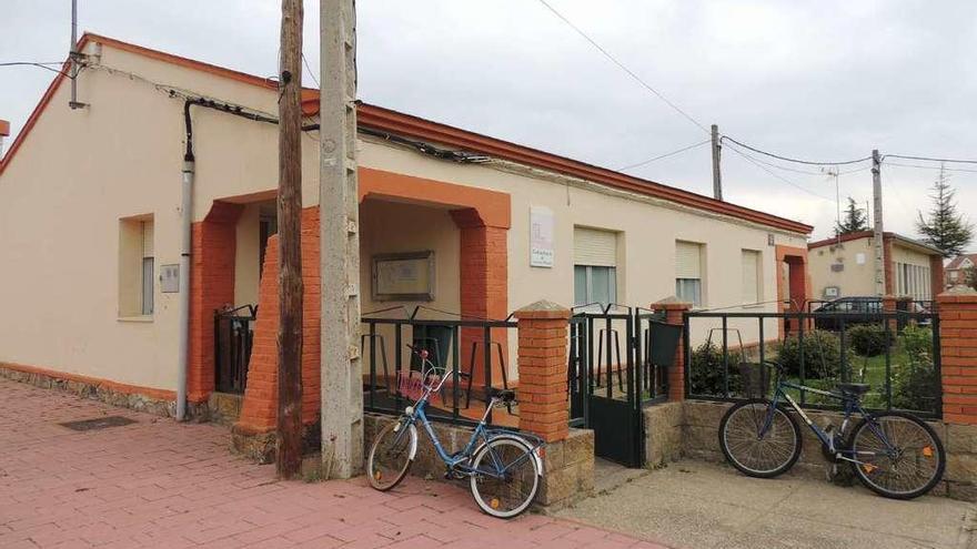 Edificio del consultorio médico de Santa Croya de Tera.