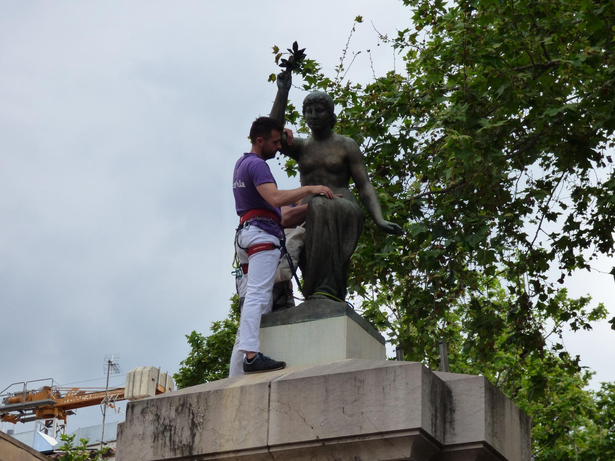 Els castellers de Figueres vesteixen la Monturiola