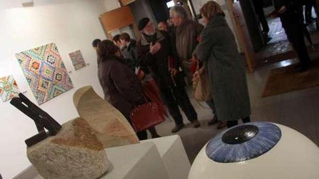 La sala Rivas Briones se abarrotó durante la inauguración de la muestra "Conexións". // J. L. Oubiña