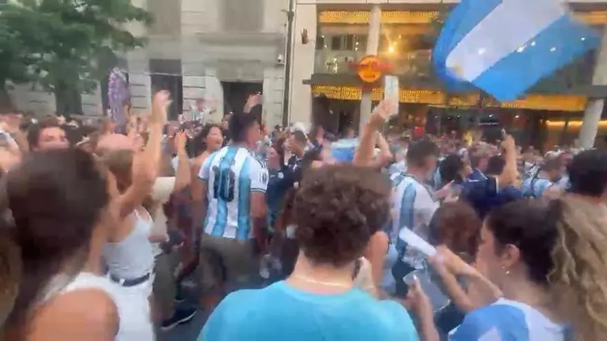 La Valencia argentina sale a la calle para celebrar el pase a cuartos del Mundial