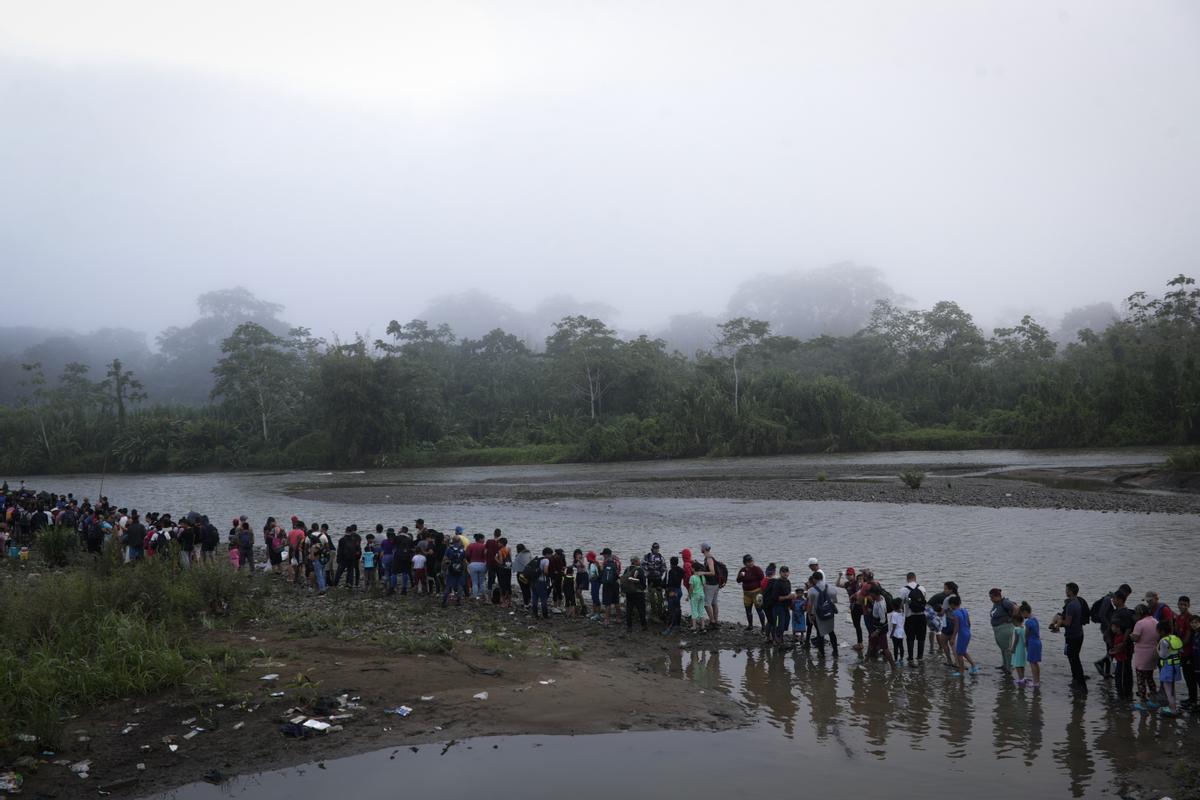Miles de inmigrantes venezolanos varados en selva de Panamá por cierre terrestre en EE.UU