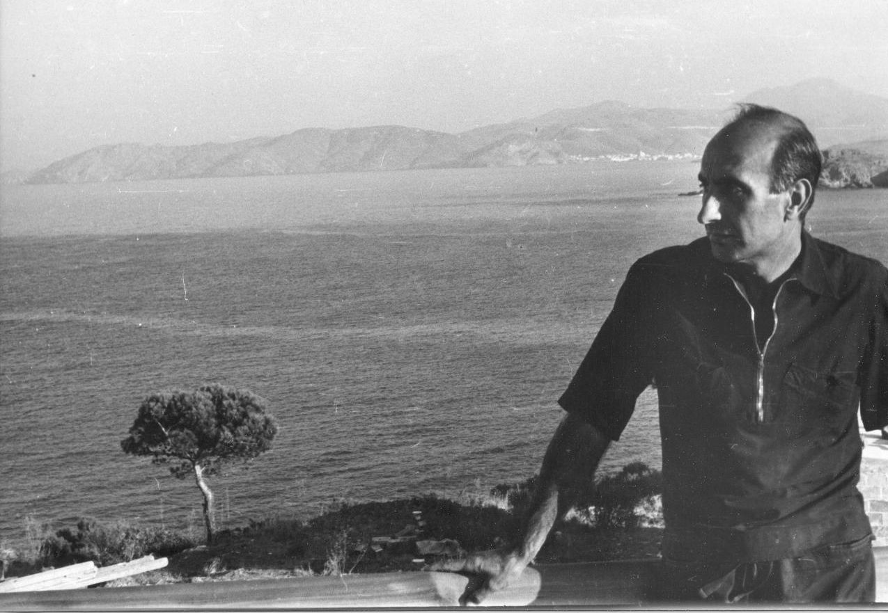 Palau i Fabre fotografiat a Grifeu, Llançà, on va passar molts estius cercant l'ideal hippie que tenia de la vida.