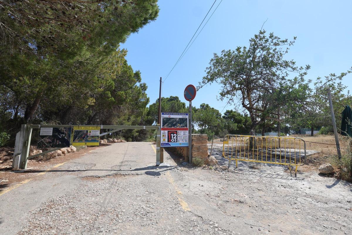 Todas las imágenes de la playa de Aigües Blanques, cerrada por peligro de desrrumbamiento