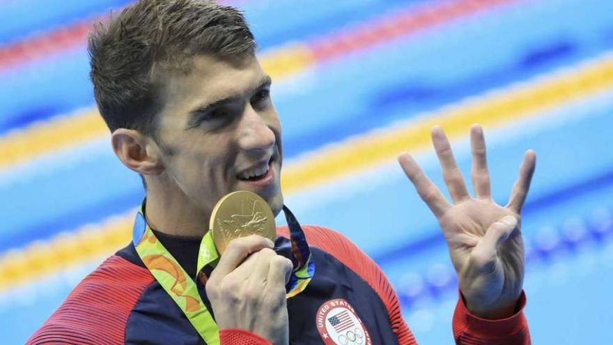 Phelps celebra su cuarto oro tras la ceremonia de entrega de medallas. // Efe