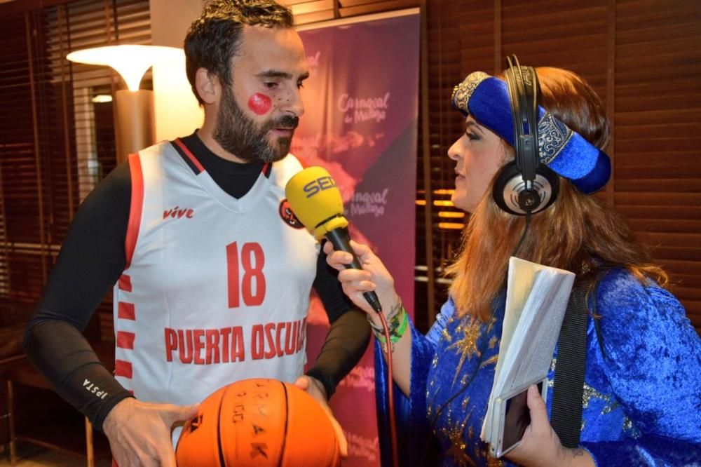 Como suele ser habitual, la representación política de la ciudad acude disfrazada a la gran final del concurso del Carnaval en el Teatro Cervantes.