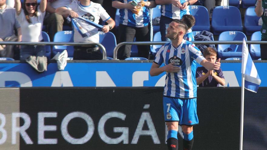 Lucas Pérez celebra su primer gol ante la grada después de regresar tras cuatro semanas apartado por una lesión. |  // IAGO LÓPEZ