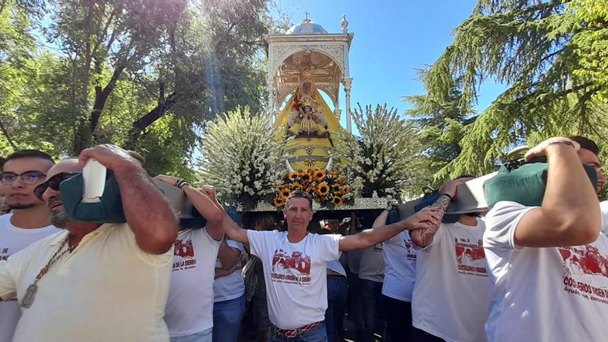 Miles de personas acompañan la &#039;Bajá&#039; de la Virgen de la Sierra en Cabra